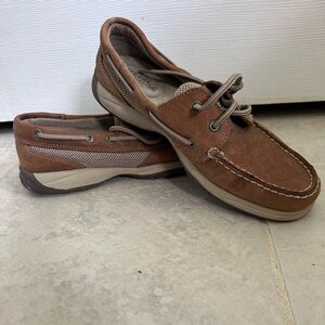 Like new women’s sperry boat shoes. Size 8.